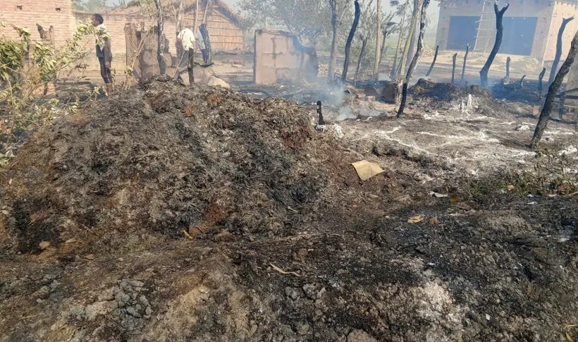 लखीमपुर-खीरी: बिजली की स्पार्किंग से महादेव टांडा में लगी आग, 60 घर स्वाहा...ग्रामीणों में मची चीख पुकार