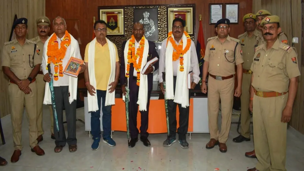 अयोध्या: मुख्य आरक्षी ने ली ऐच्छिक पेंशन, तीन हुए सेवानिवृत्त, सभी को समारोहपूर्वक दी गई विदाई 