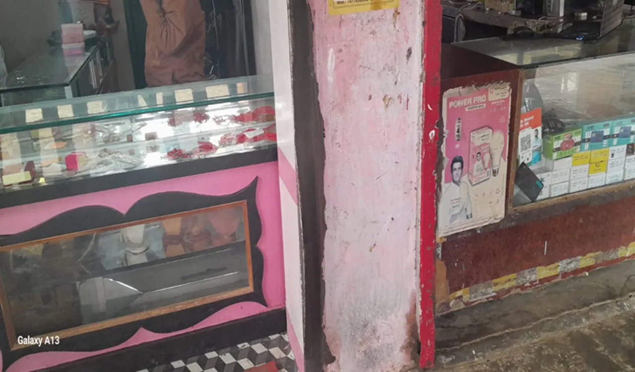 बहराइच: सर्राफा की दुकानों का शटर तोड़कर लाखों की चोरी, पुलिस ने शुरू की जांच