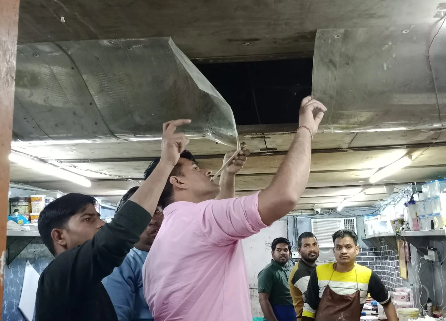 लखीमपुर खीरी: चौकी पर बैठी रही पुलिस... ब्रेड बास्केट की दुकान से एक लाख की चोरी, नहीं लगी भनक  