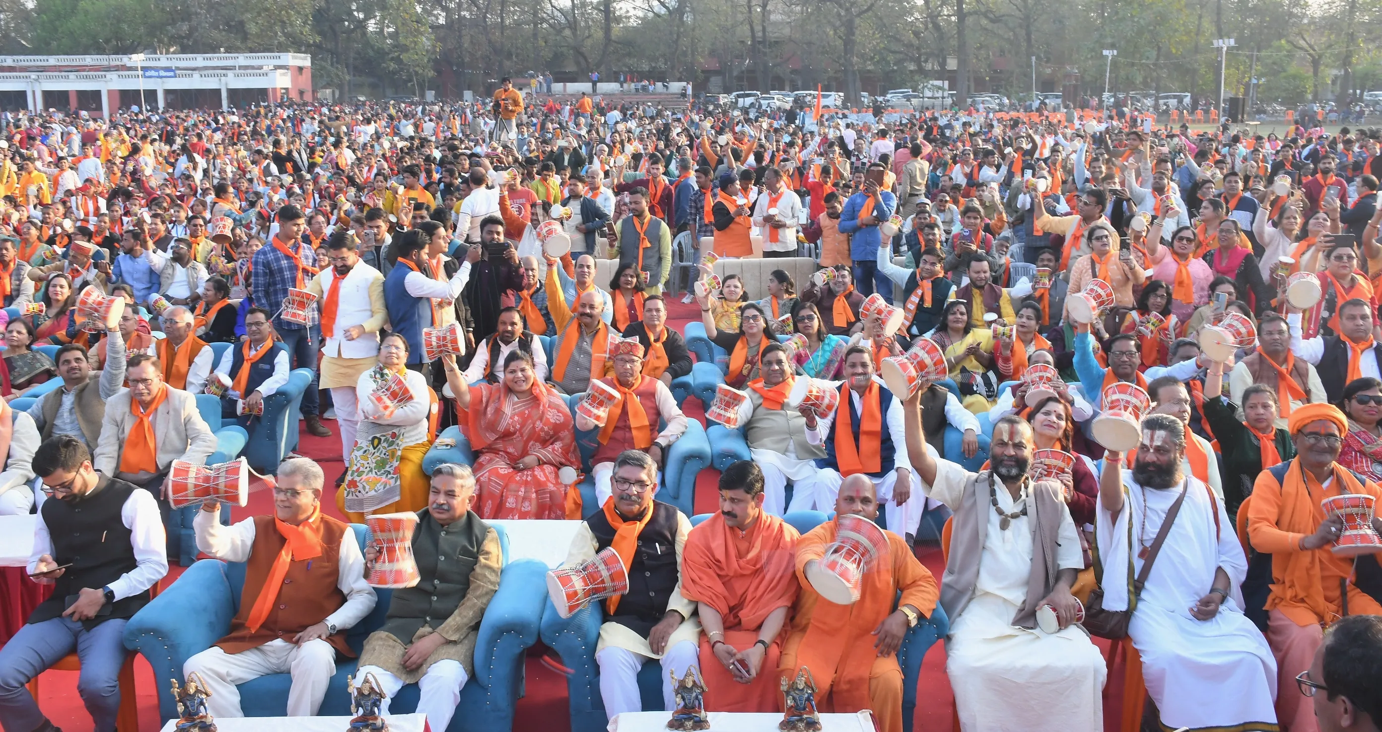 बरेली: शिव तांडव स्त्रोत पर दस हजार लोगों ने बजाए डमरू...रचा कीर्तिमान, उमड़ा आस्था का सैलाब
