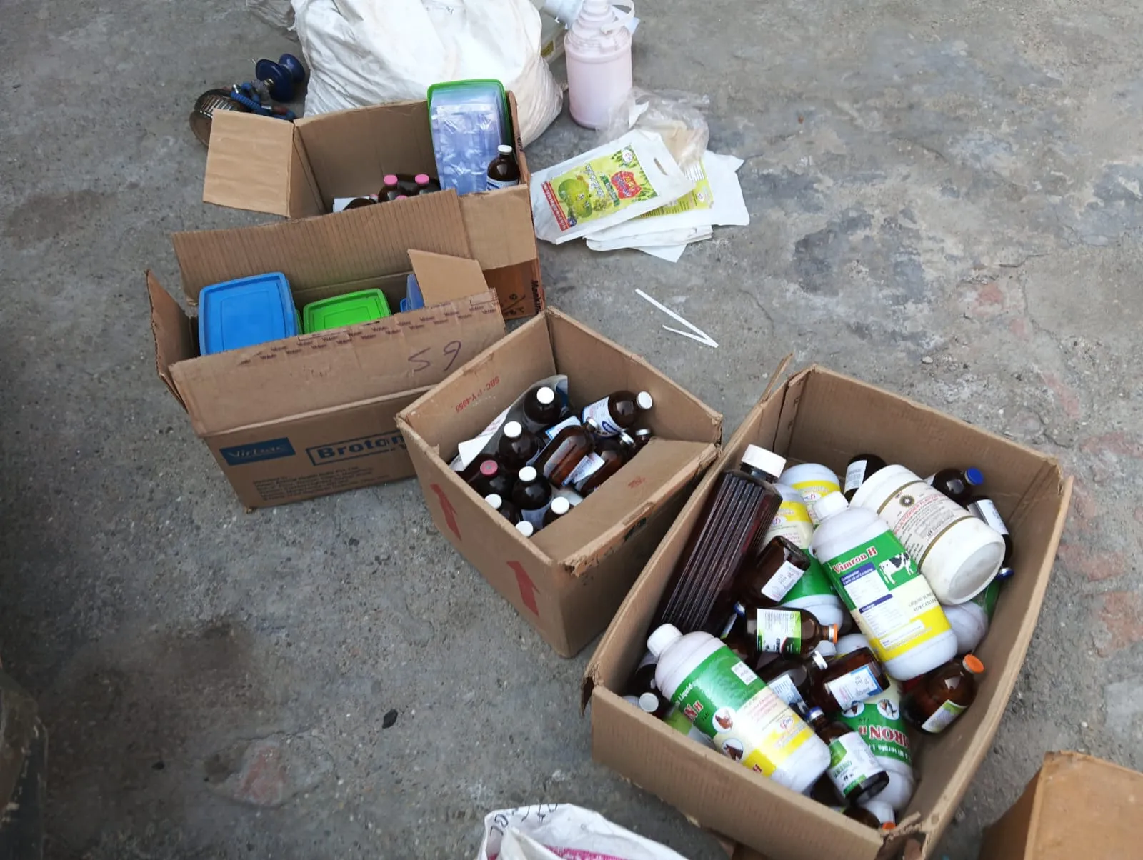 संभल: पशुओं की अवैध दवा फैक्ट्री का भंडाफोड़, संचालक को हिरासत में लिया 