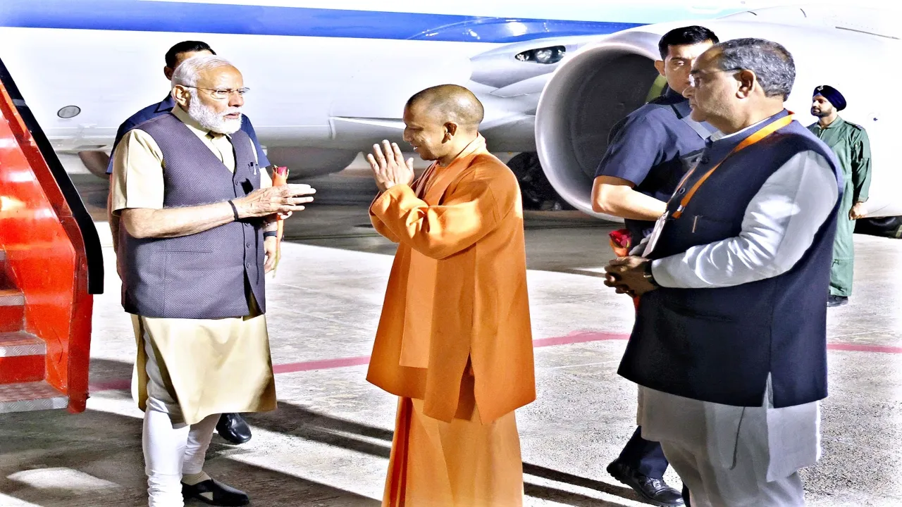 आजमगढ़ के लिए रवाना हुए PM मोदी, UP को देंगे कई हजार करोड़ की परियोजनाओं की सौगात 
