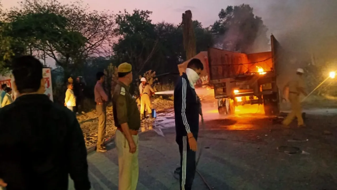 रायबरेली में हाईवे पर एक्सीडेंट के बाद ट्रक में लगी आग, खलासी की जलकर मौत 
