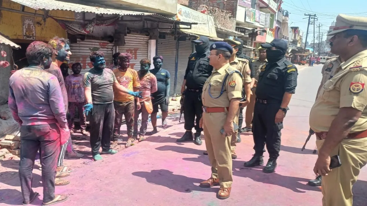हरदोई: हुड़दंगियों पर सख्त हुई पुलिस, एसपी ने किया पैदल मार्च  