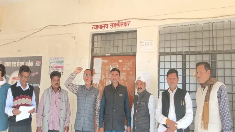 तहसीलदार की मनमानी से अधिवक्ताओ में रोष, दो माह से चल रहा तहसील में कार्य बहिष्कार 