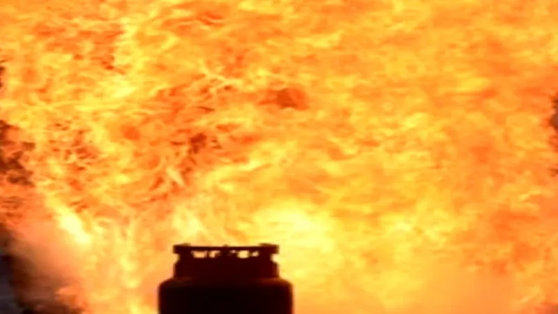 हरदोई में गैस सिलेंडर ब्लास्ट की दूसरी घटना, मकान में आई दरार-दो किलोमीटर तक सुना गया तेज धमाका