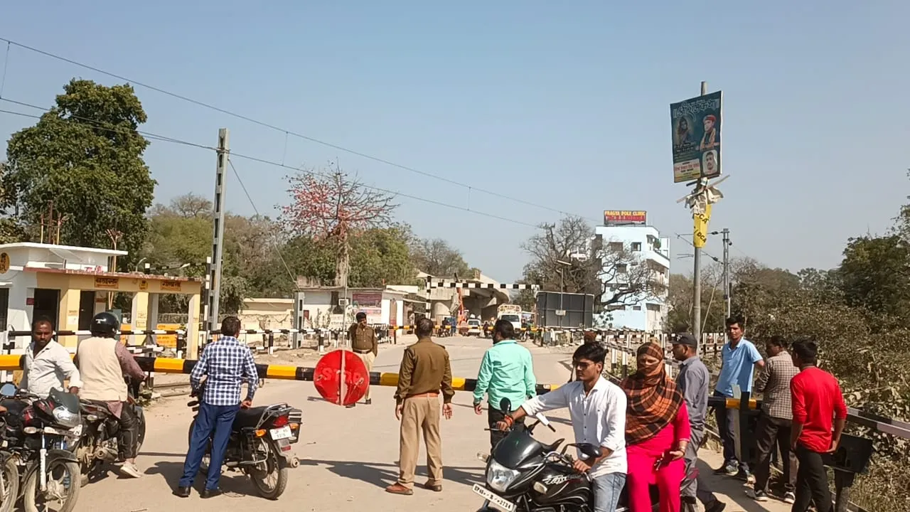 बहराइच में तेज रफ्तार ऑटो की टक्कर से क्रॉसिंग का बैरियर टूटा, लगा जाम