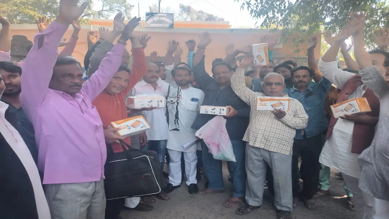 बहराइच में कोटेदारों ने डीएसओ कार्यालय का घेराव कर किया प्रदर्शन, उठाया ये बड़ा मुद्दा 