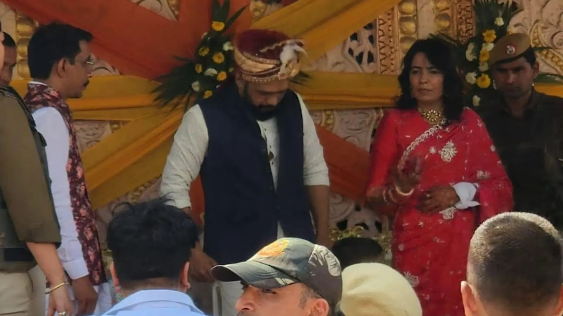 दिल्ली: गैंगस्टर काला जठेड़ी और लेडी डॉन अनुराधा ने लिए 7 फेरे, सुरक्षा में पुलिस जवान तैनात