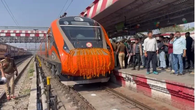 Vande Bharat: बरेली पहुंची वंदे भारत ट्रेन, देहरादून से लखनऊ का सफर हुआ आसान 