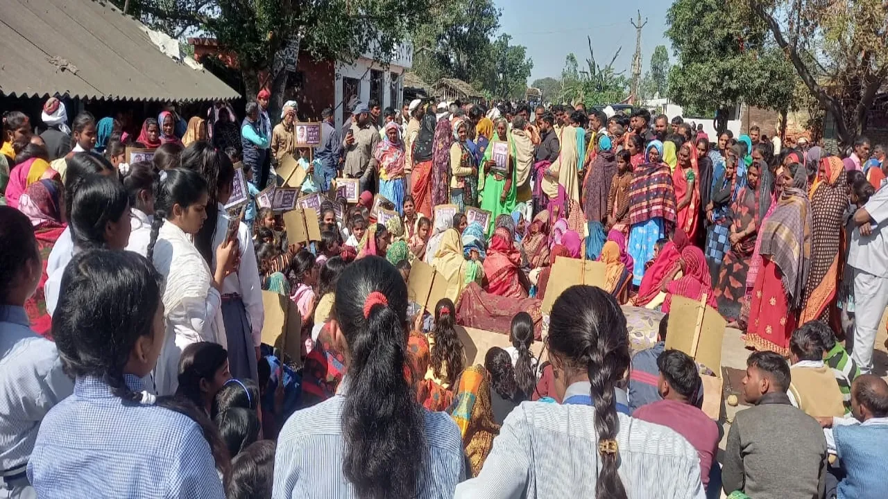 गोंडा: प्रिसिंपल की हत्या पर भड़के छात्र छात्राओं ने परिजनों संग लगाया जाम, जानिए क्या है पूरा मामला 