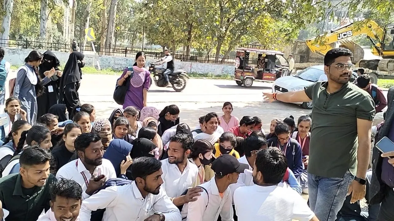 गोंडा में स्मार्ट फोन न मिलने पर भड़के छात्रों ने दिया धरना, सौंपा ज्ञापन