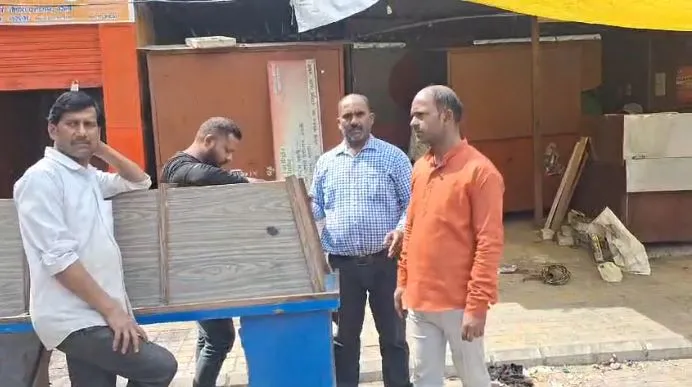 बरेली: नगर निगम की बुलडोजर कार्रवाई का डर, 'वेडिंग जोन' से खुद हटाने लगे अतिक्रमण