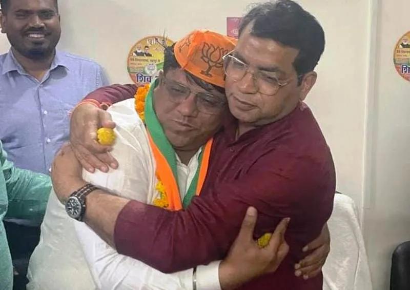 रुद्रपुर: ठुकराल के करीबी ने छोड़ा साथ, विधायक शिव ने लगाया गले