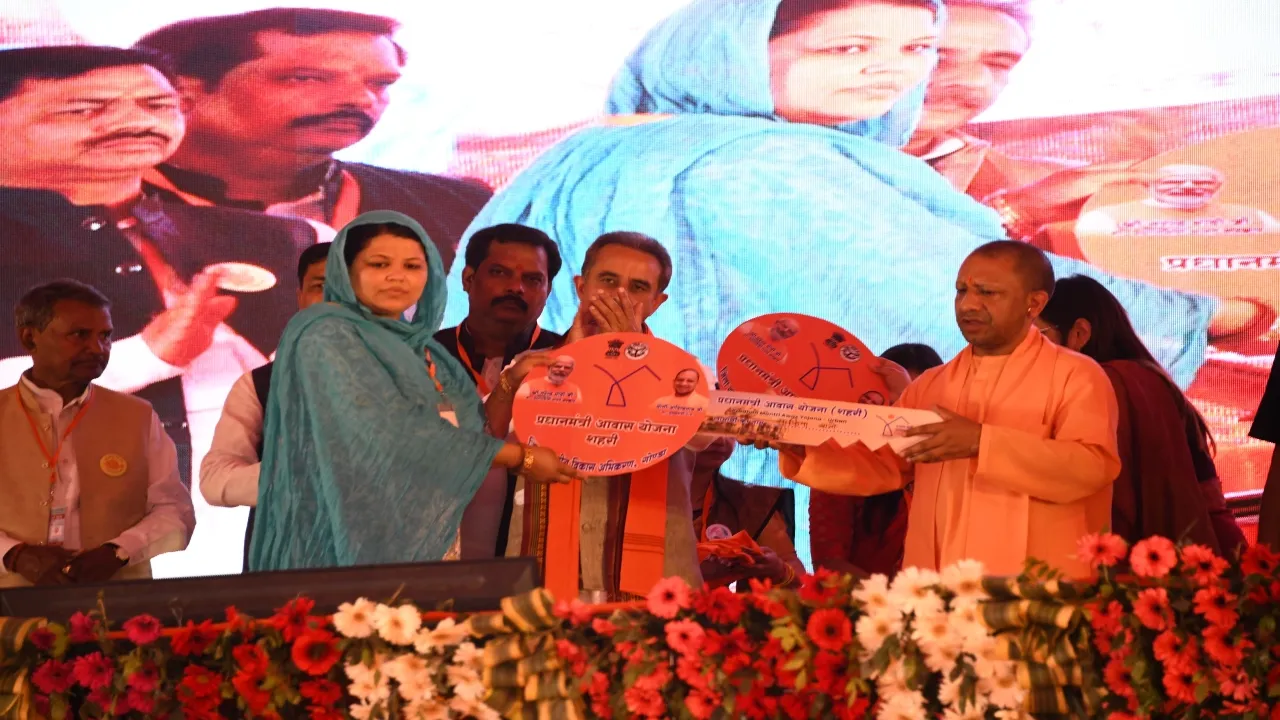 17 अरब की विकास योजनाओं की सौगात संग गोंडा में सीएम योगी ने किया चुनावी शंखनाद 