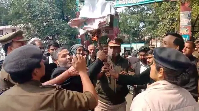 आगरा: अधिवक्ता की मौत के बाद वकीलों में आक्रोश, पुलिस प्रशासन का फूंका पुतला