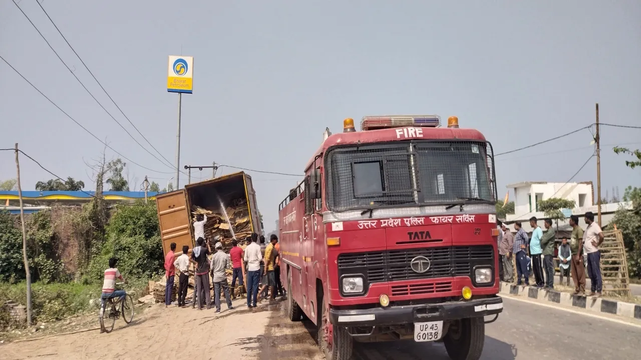 Video गोंडा: हाईटेंशन लाइन की चपेट में आने से कंटेनर में लगी आग, टला बड़ा हादसा  