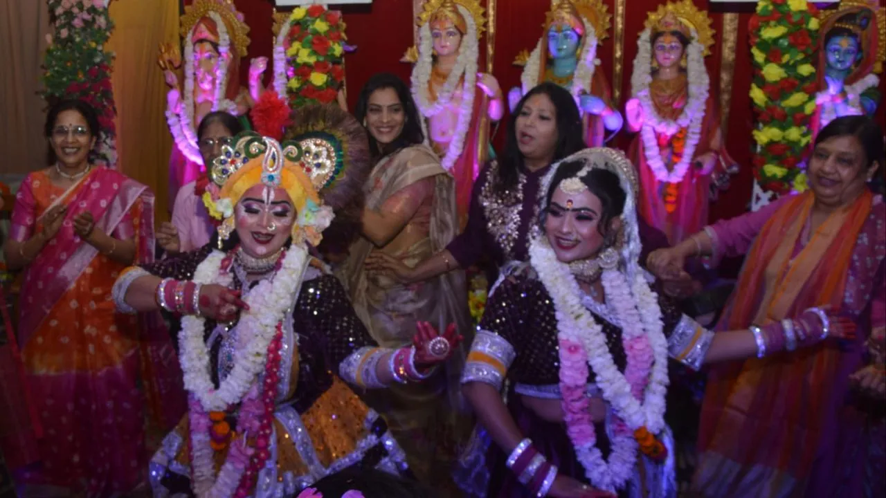 Kanpur: नेशनल इंडिपेंडेंट टीचर्स एसोसिएशन का होली मिलन समारोह आयोजित; भक्ति गीतों पर झूमें शिक्षक, खेली फूलों की होली