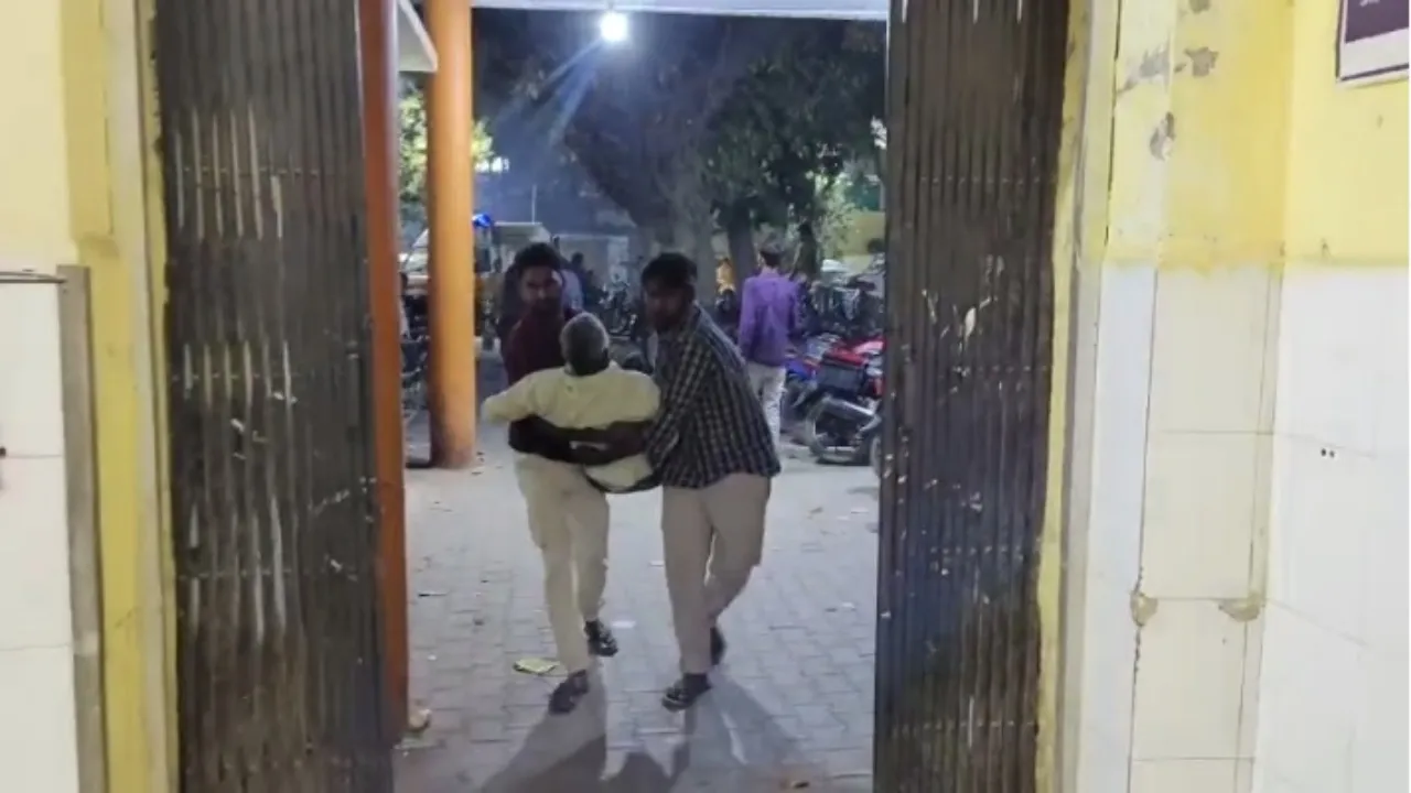 Video गोंडा: मेडिकल कालेज में मरीज को नहीं मिला स्ट्रेचर, गोद में उठाकर इमरजेंसी ले गए परिजन 