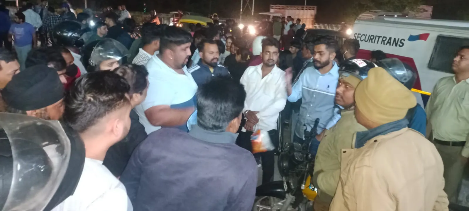 रुद्रपुर: शराबियों ने मचाया हाईवे पर तांडव, चालक का फोड़ा सिर...युवतियों से की छेड़छाड़