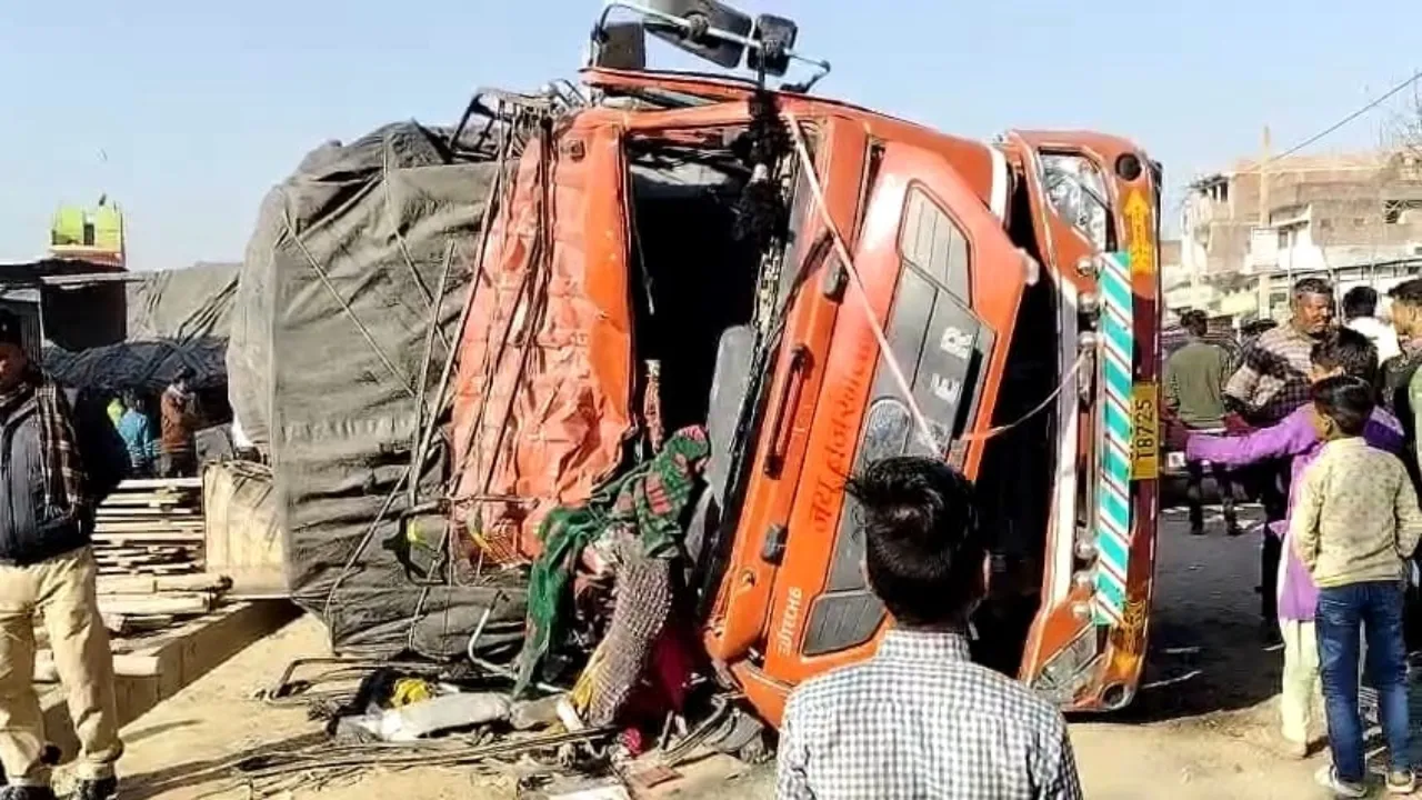 Sitapur accident: फलों से भरी डीसीएम ने दो टेम्पो को मारी टक्कर, अनियंत्रित होकर पलटी-चालक की मौत
