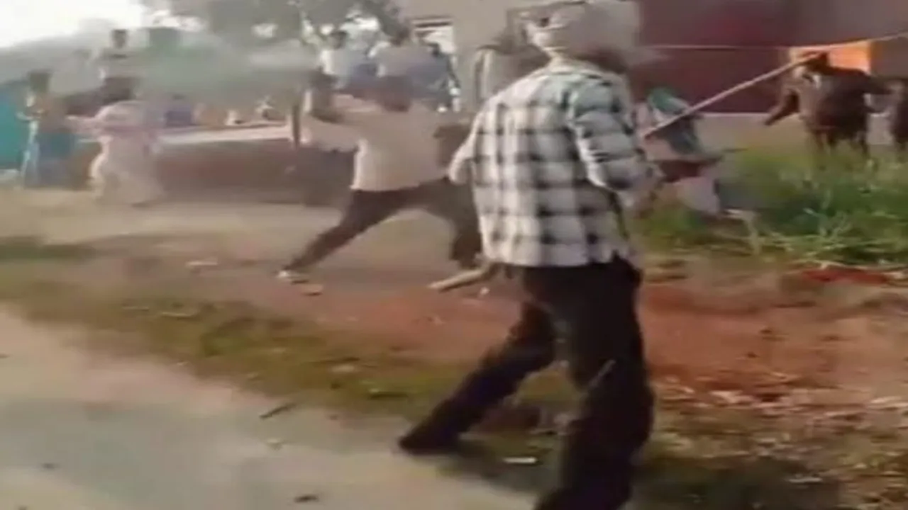 Video: गोंडा में भिड़े दो पक्ष, बच्चों के विवाद में जमकर चलाये पत्थर और डंडे  