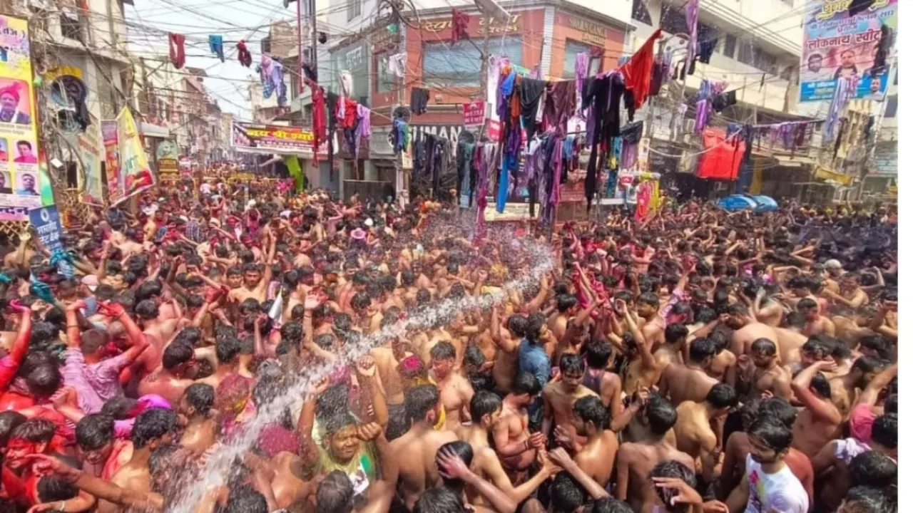Video: प्रयागराज में कपड़ा फाड़ होली की धूम, रंगो की फुहार के बीच झूम रहे लोग 