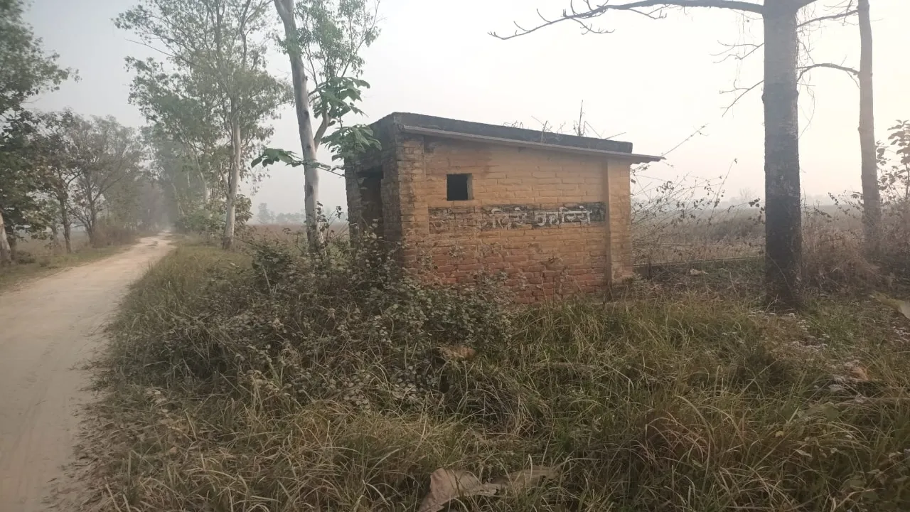 जांच के लिए ठहरिए...! बहराइच में बिना बैरियर और कर्मचारियों के जर्जर हो रहा भवन