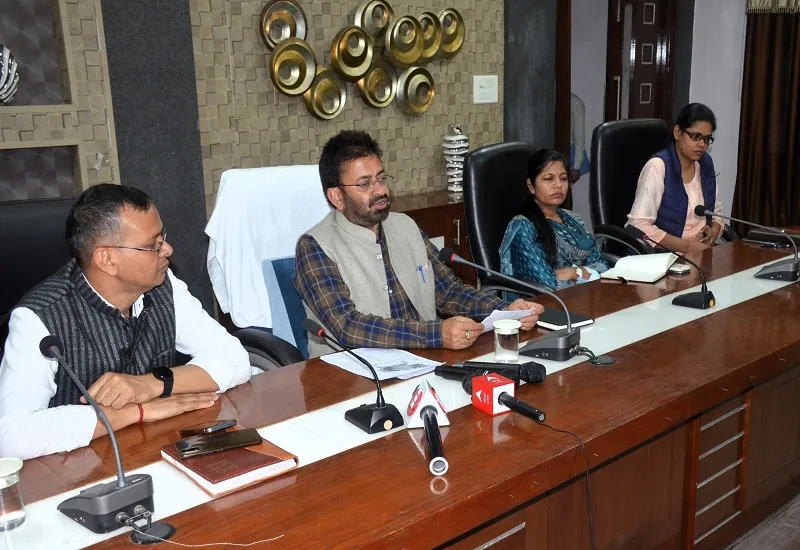 मुरादाबाद : पहले चरण में मुरादाबाद में होगा चुनाव, 19 अप्रैल को मतदान...होर्डिंग्स और बैनर उतरवाए 