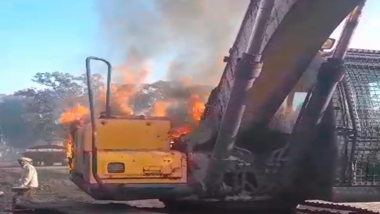 Video: कोयला लोड कर रही पोकलैंड मशीन में लगी भीषण आग, जलकर हुई राख  