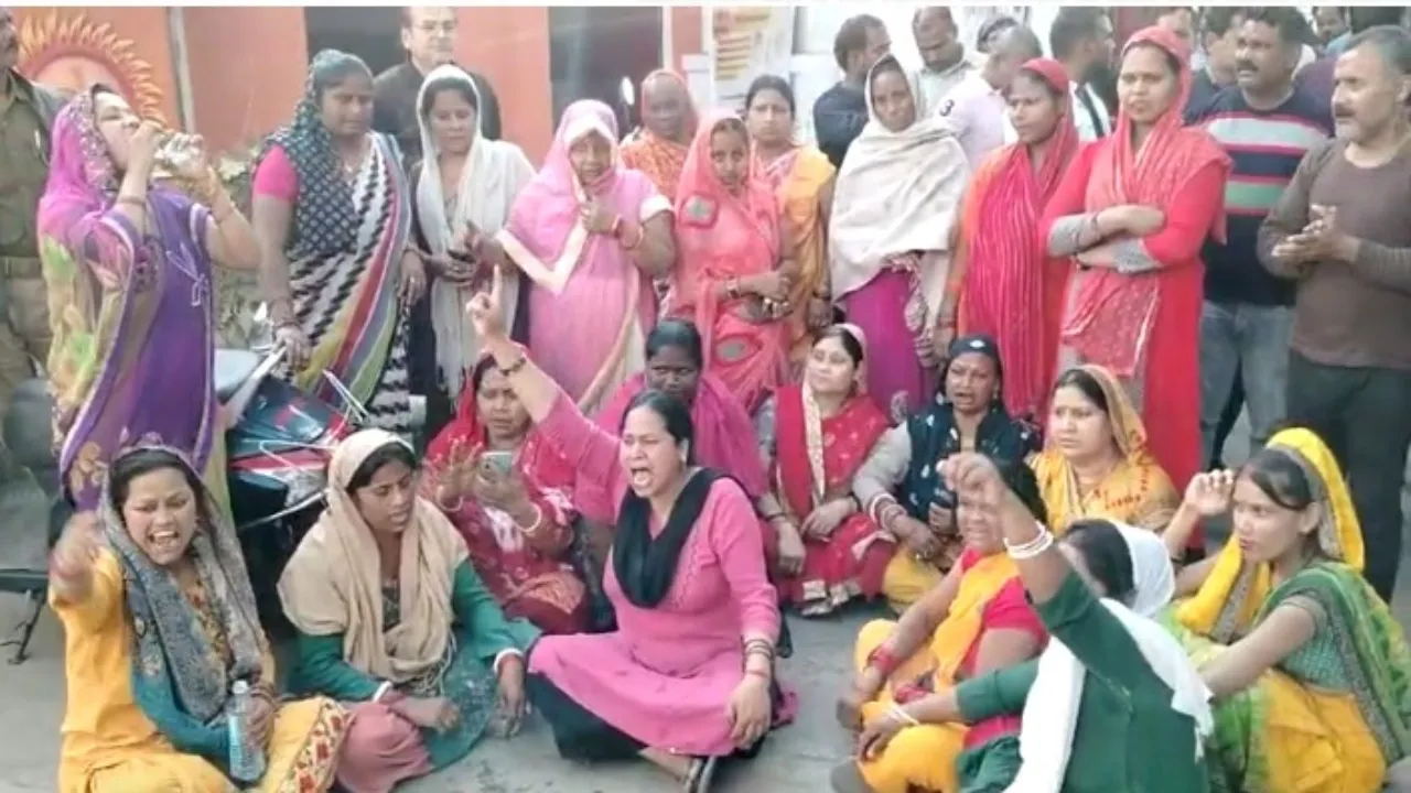 लखनऊ: हनुमान मंदिर पर कब्जा करने का आरोप, विरोध में उतरे स्थानीय लोग-Video