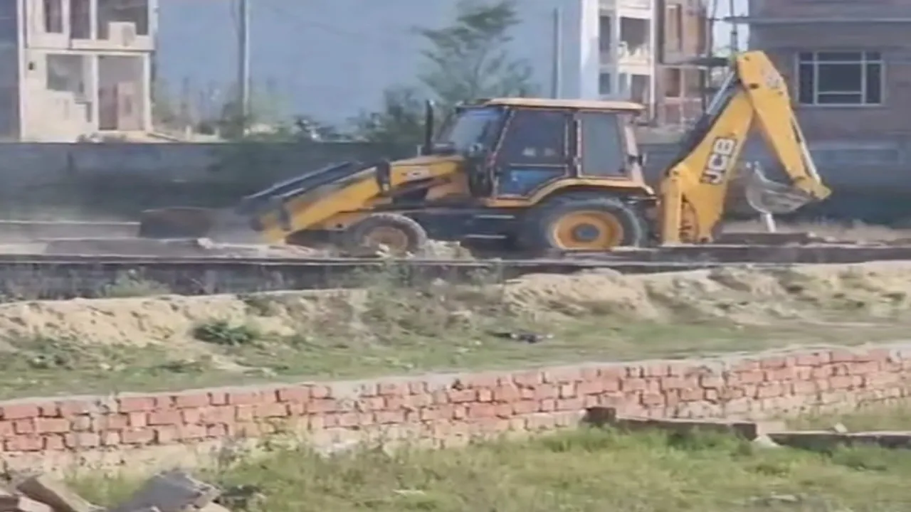 अयोध्या: अवैध प्लाटिंग पर ADA सख्त, जेसीबी से ध्वस्त किये निर्माण 