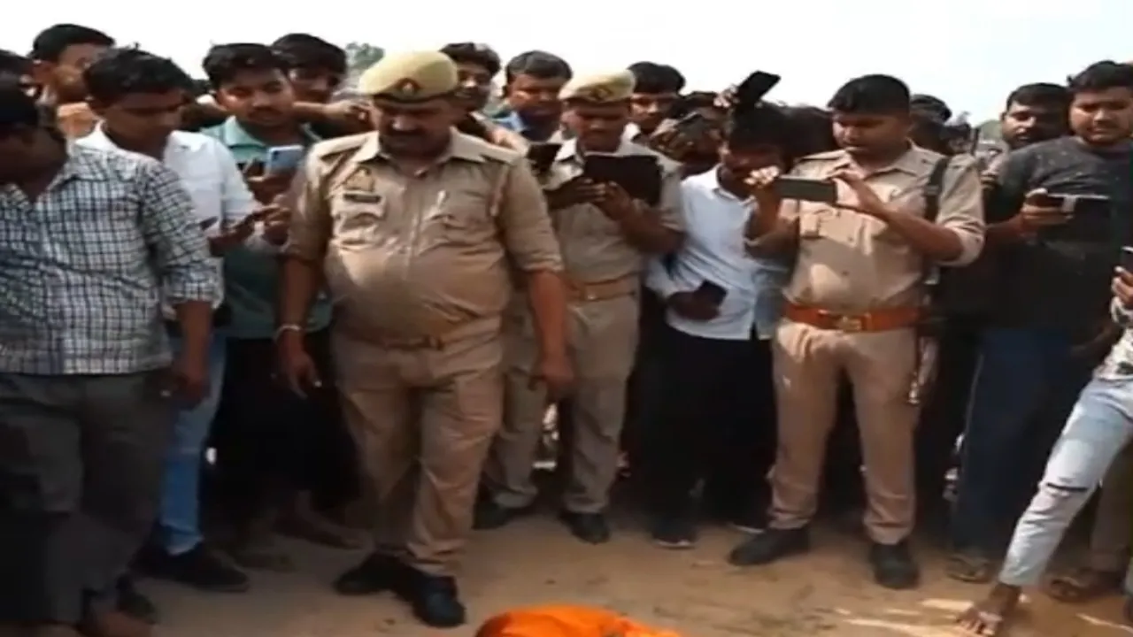 हरदोई: हत्या कर बोरे में ठूंस कर सड़क किनारे फेका युवती का शव, लगाई जा रहीं ये अटकलें 