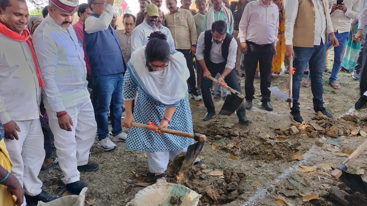 मीरजापुर: प्राचीन लोंहदी नदी का होगा जीर्णोद्धार, DM ने किया भूमि पूजन 