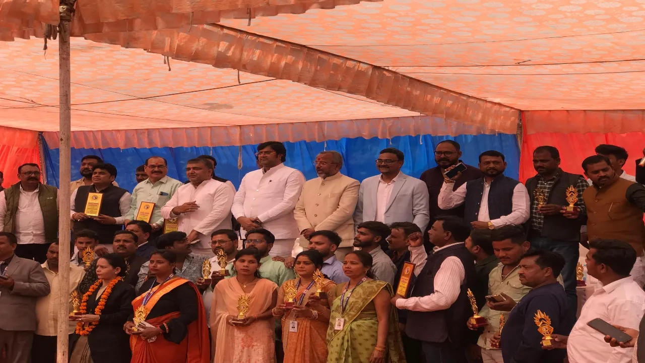 लखनऊ:  होली मिलन समारोह में बोले व्यापारी, कहा-सोलर एनर्जी हर स्तर पर है किफायती