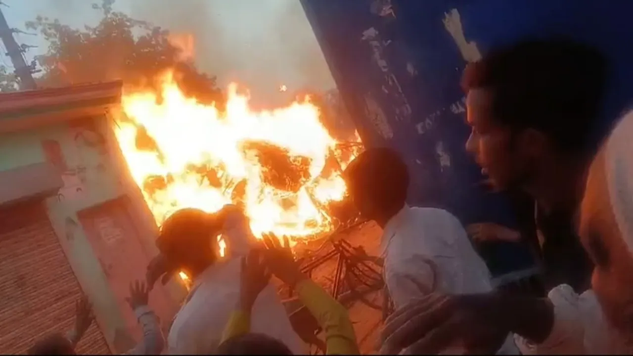 बहराइच में अचानक लगी आग-दो मकान जलकर राख, मवेशी भी झुलसा