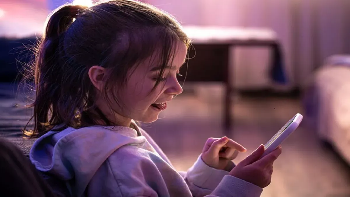 क्या आपके बच्चे को भी है मोबाइल की लत?, अपनाएं ये ट्रिक्स होगा समस्या का समाधान