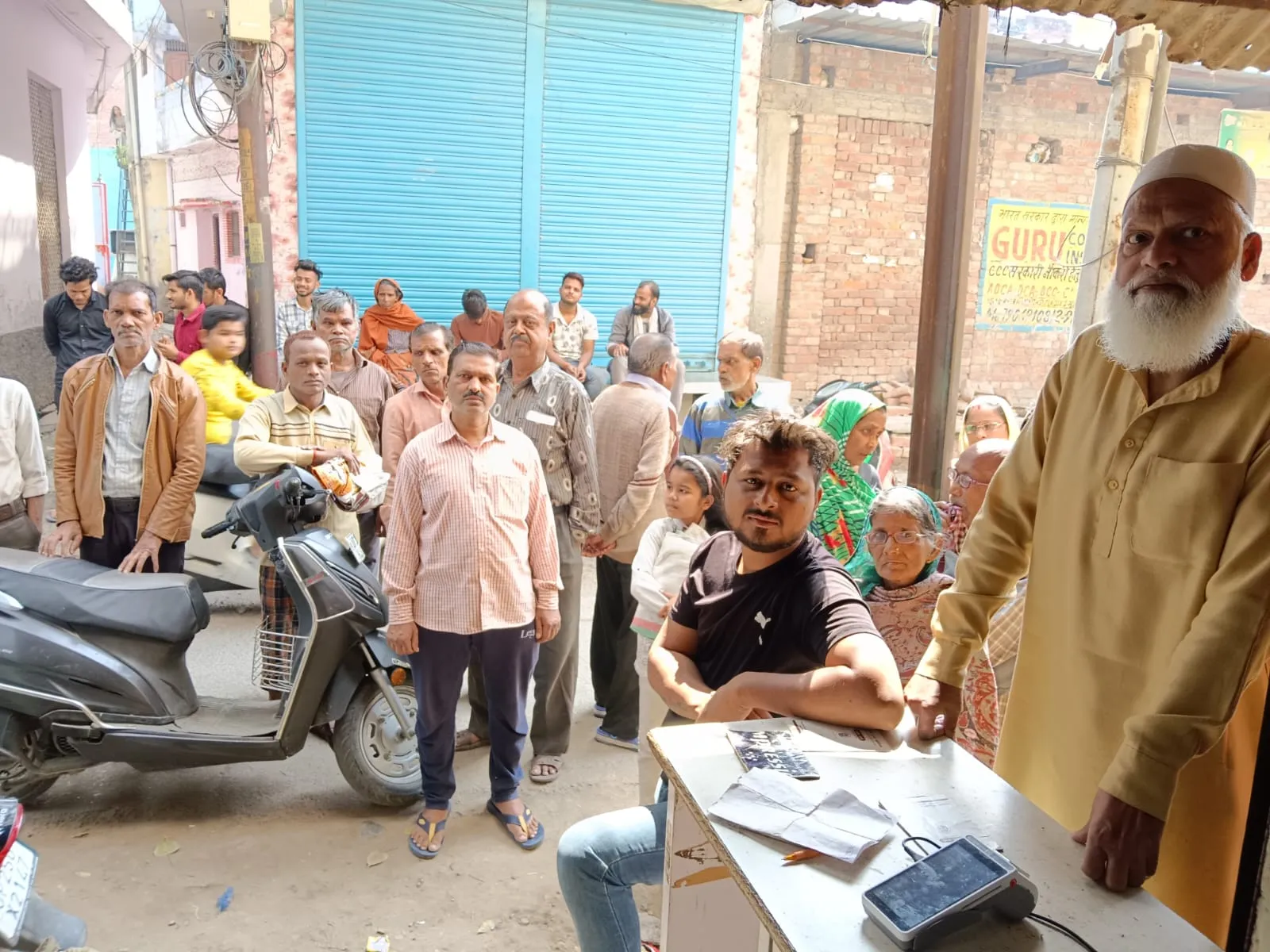 बरेली: वोट से पहले राशन के लिए घंटों लाइन में लग रहे लोग, गुस्साए कार्ड धारकों ने किया हंगामा