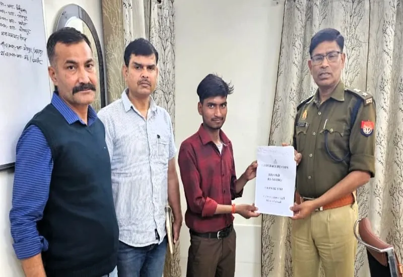 मुरादाबाद : सुमित को वापस मिले 50,000 रुपये, प्रमाणपत्र पाकर कहा- थैंक्यू सर!
