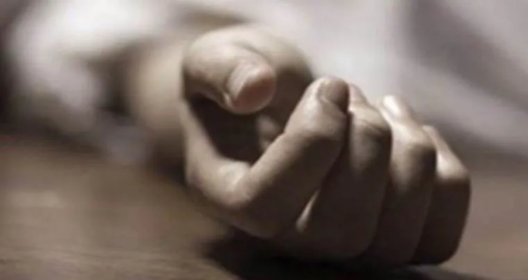 अयोध्या: बस अड्डे के सामने मिला युवक का शव, लोग बोले-डिवाइडर से टकराकर हुई मौत 