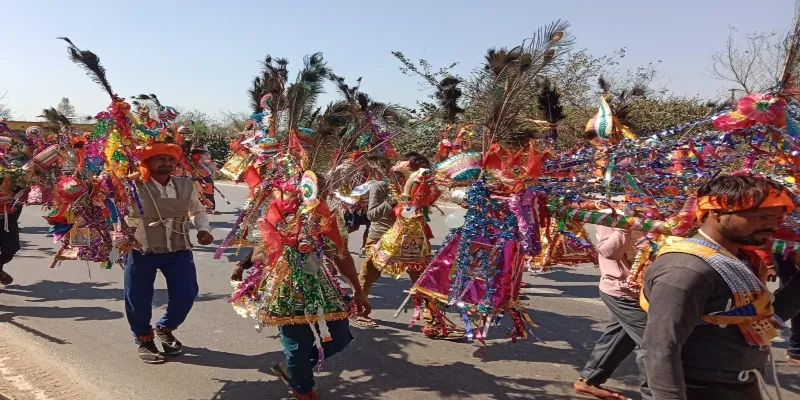 बाराबंकी: प्रसिद्द महादेवा मंदिर में दर्शन को दूर-दूर से आ रहे भक्त, जगह-जगह दिख रहे कांवड़ियों के जत्थे    