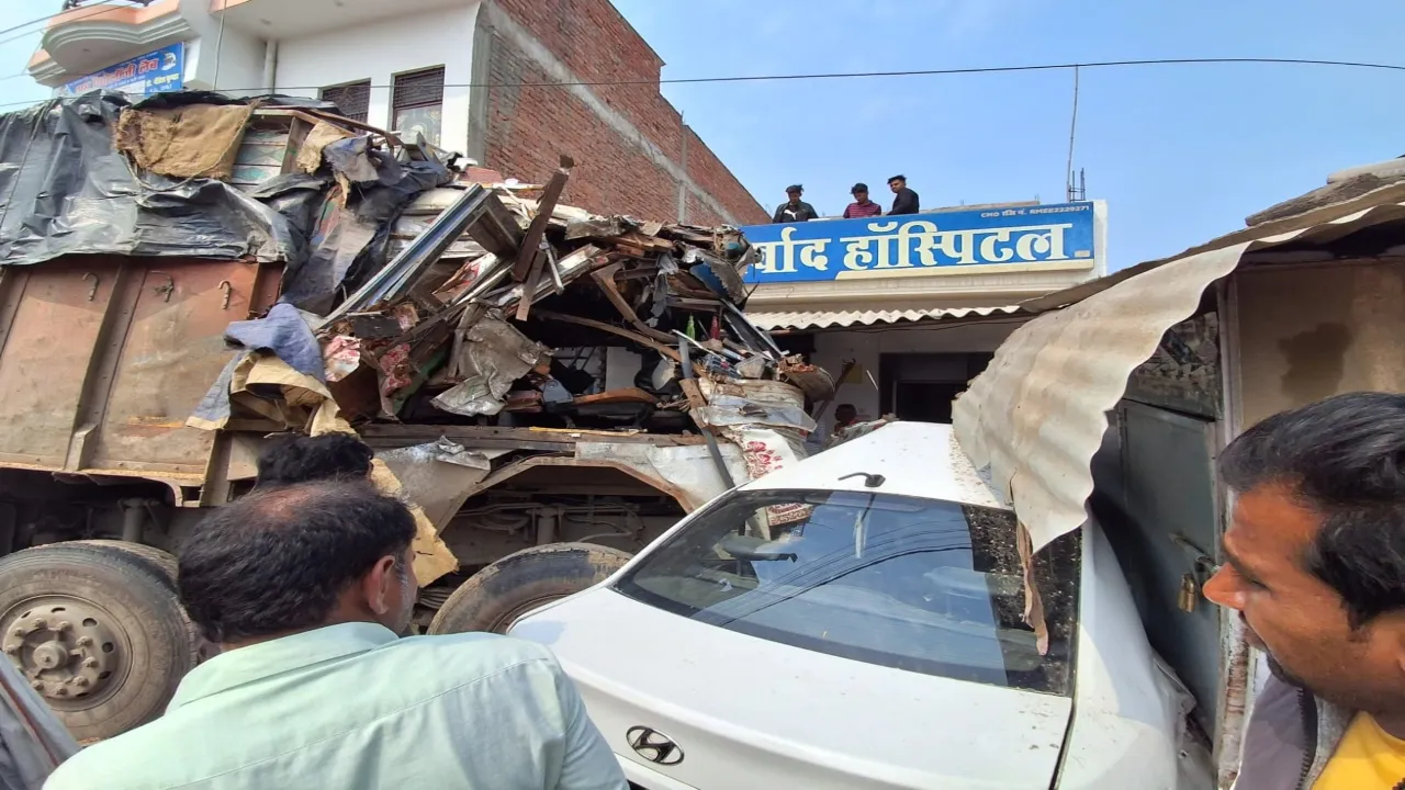 प्रयागराज: अस्पताल के बाहर खड़ी कार को अनियंत्रित ट्रक ने रौंदा, टला बड़ा हादसा  