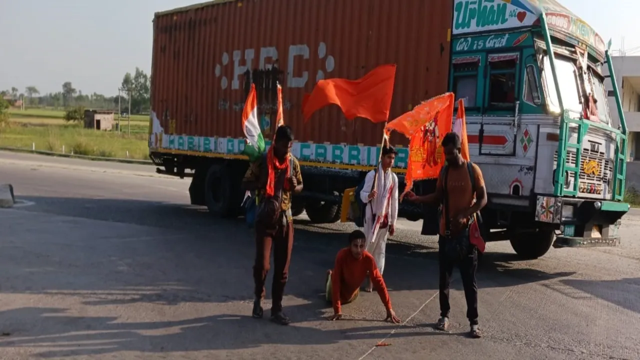 सुलतानपुर: काशी से अयोध्या तक दंडवत जा रहे हैं टीकमगढ़ के दो भाई, केवल रात में करते हैं विश्राम 