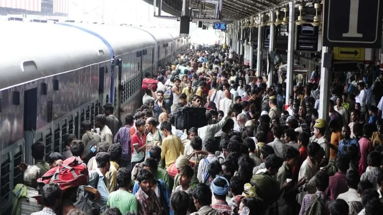 लखनऊ: ट्रेनों में भारी भीड़, बसों से सफर के लिए भी मारामारी   