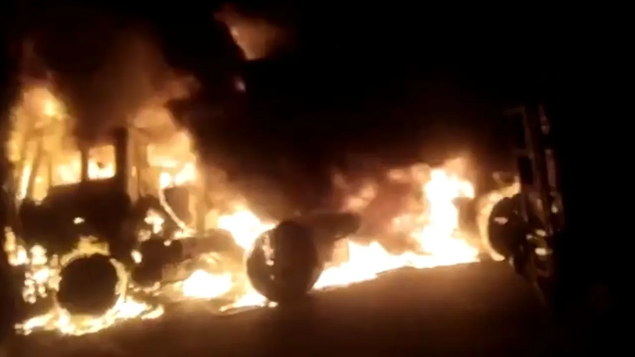 Fatehpur Crime: दो डंपरों की टक्कर...आग लगने से दोनों चालक जिंदा जले, जानिए- पूरा मामला