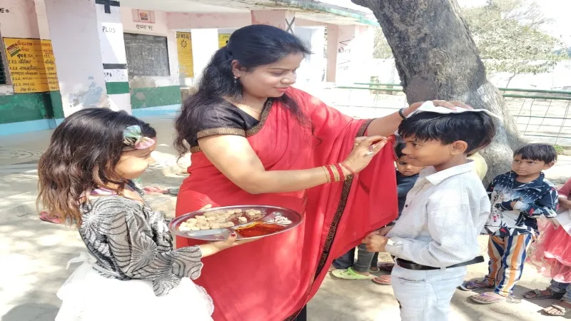 हरदोई: परिषदीय विद्यालय में बच्चों की हुई विदाई, तिलक कर दिया शिक्षकों ने दिया आशीर्वाद  