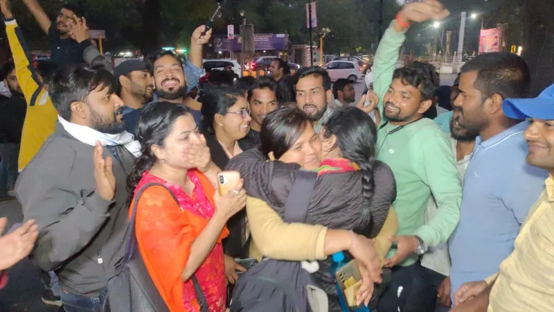 प्रयागराज: आरओ-एआरओ परीक्षा पेपर लीक मामले में छात्रों की हुई जीत, मनाया जश्न