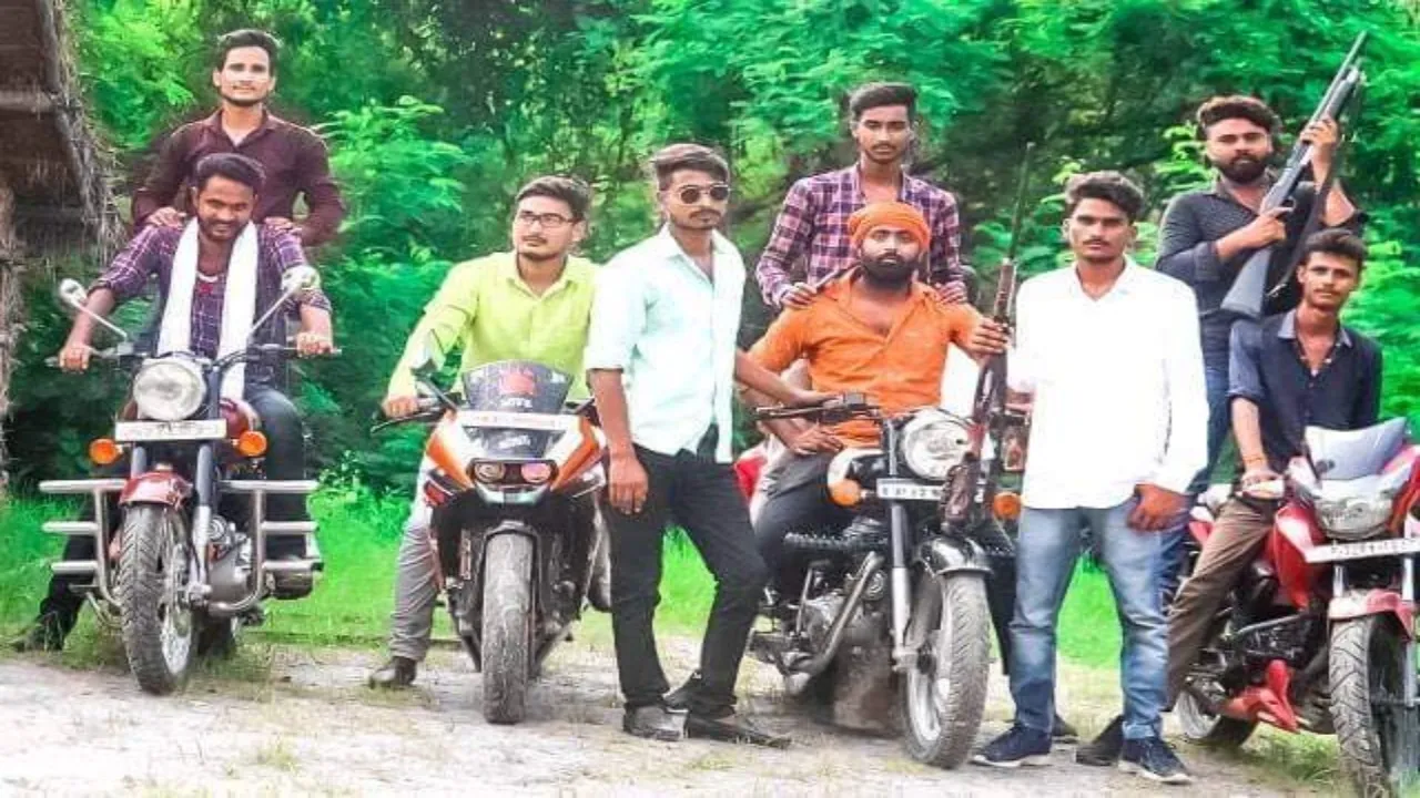 हाथ में राइफल और बुलेट की सवारी..यह है छपिया का रेंबो गैंग