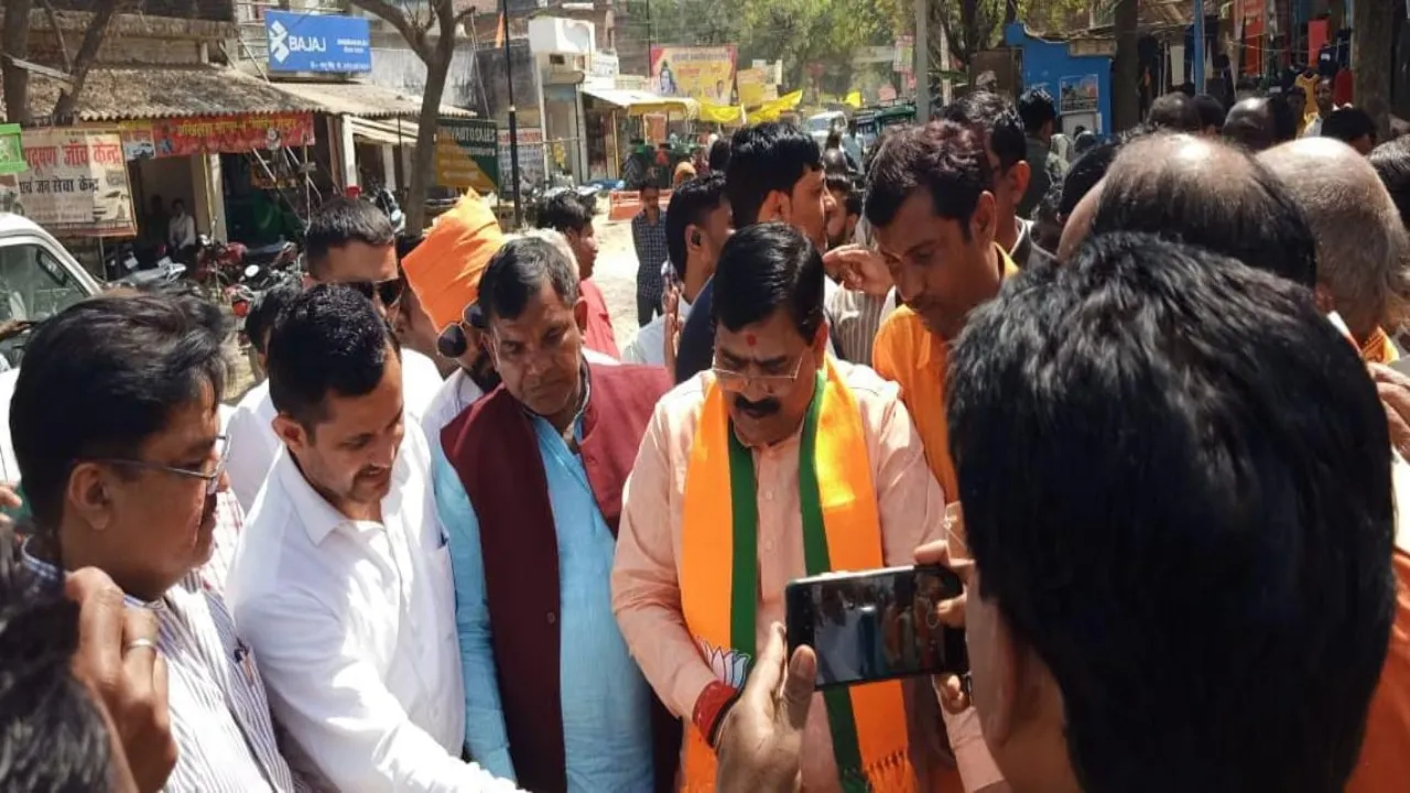 वाह भाई वाह: सड़क की मरम्मत कार्य का सांसद-विधायक ने किया उद्घाटन, सोशल मीडिया पर यूजर कर रहे ट्रोल 